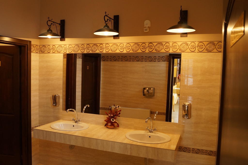 Pensiunea Casa Mircea & Restaurant Ieşelniţa Exteriör bild
